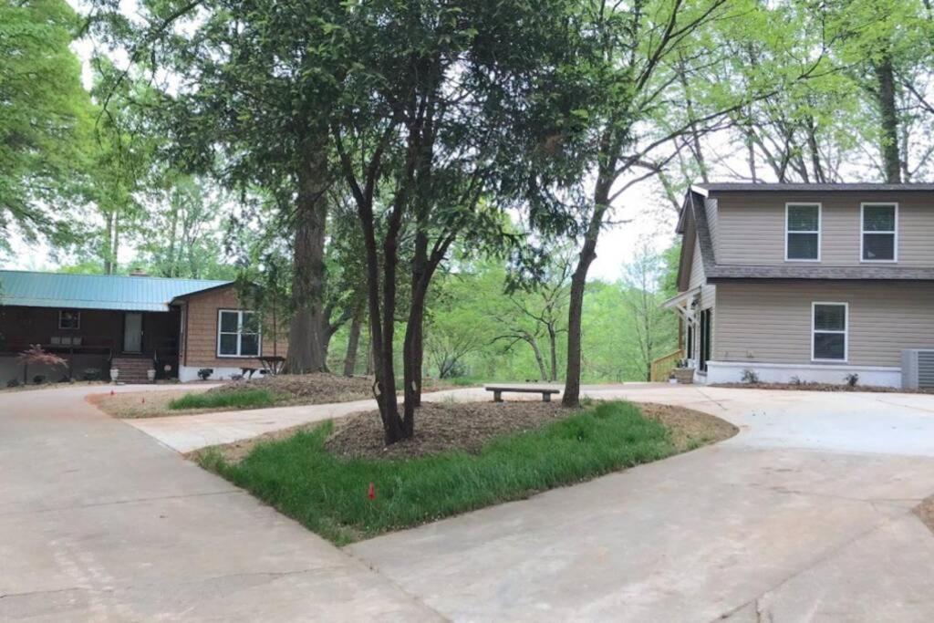 3-bdr Direct Waterfront Holiday home *